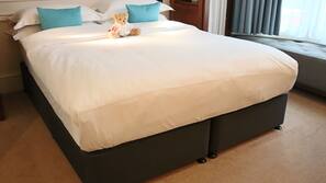 Hypo-allergenic bedding, minibar, in-room safe, blackout curtains