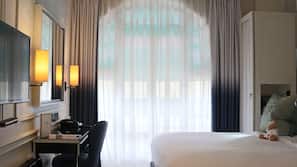 Hypo-allergenic bedding, minibar, in-room safe, blackout curtains
