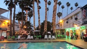Una piscina al aire libre, sombrillas, tumbonas
