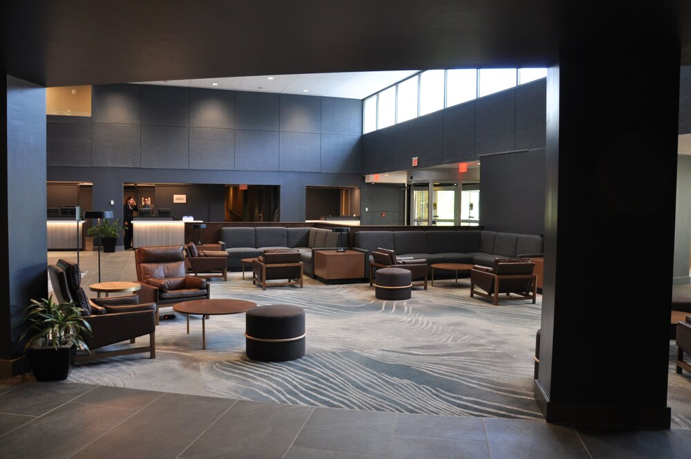 Lobby sitting area, Marriott Chicago Schaumburg