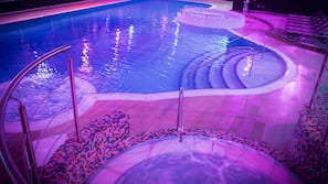 Piscina coperta, lettini