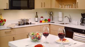 1 bedroom, in-room safe, iron/ironing board, free WiFi