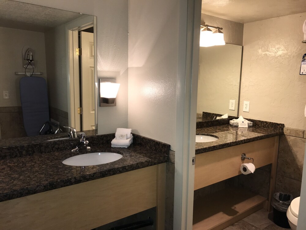 Bathroom, Dinosaur Inn & Suites