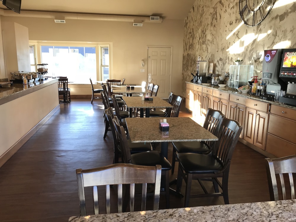 Breakfast area, Dinosaur Inn & Suites