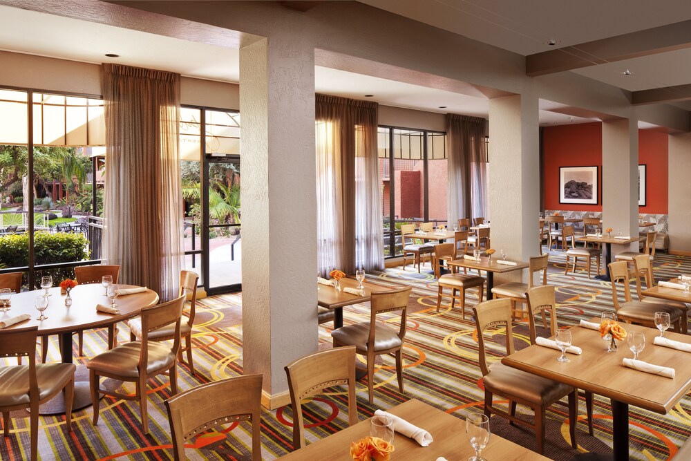 Holiday Inn & Suites Phoenix Airport North, an IHG Hotel in Phoenix