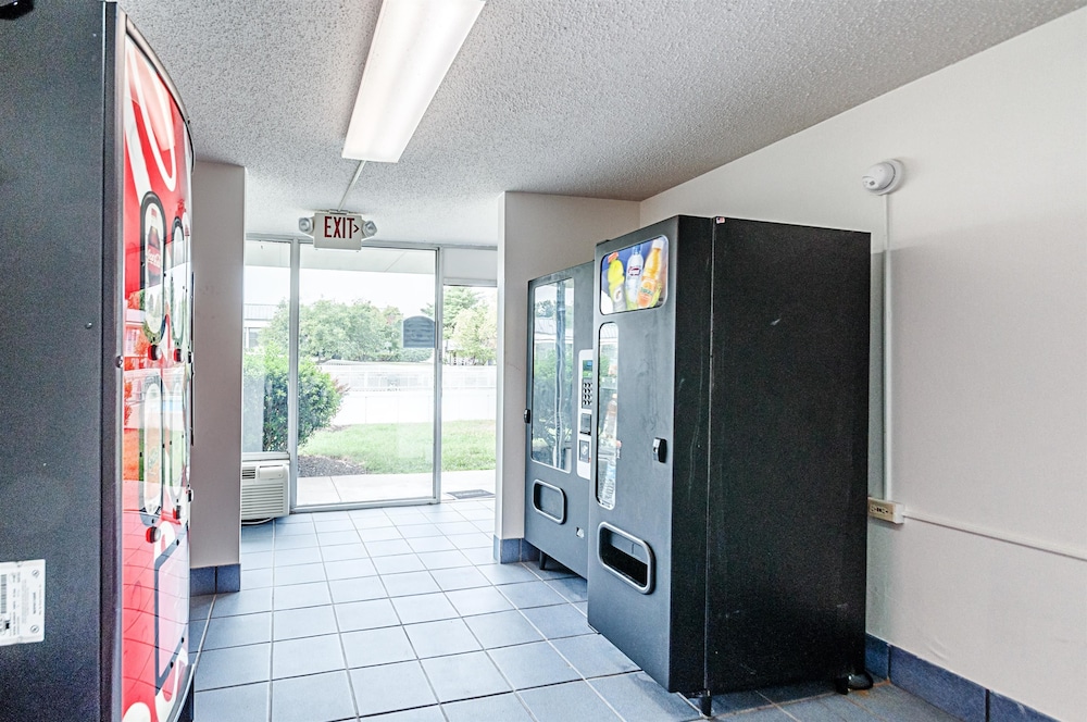 Vending machine, Motel 6 Dumfries, VA