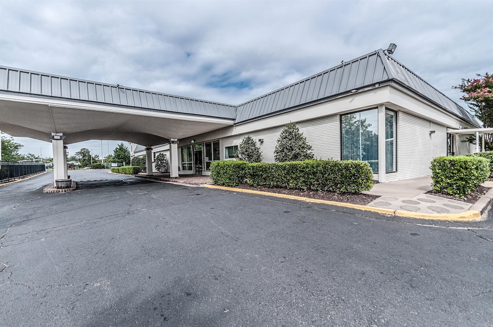 Front of property, Motel 6 Dumfries, VA