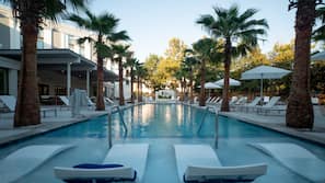 Outdoor pool, free cabanas, sun loungers