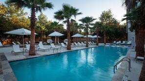 Outdoor pool, free cabanas, sun loungers
