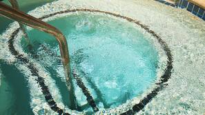 Bañera de hidromasaje al aire libre