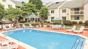 Una piscina al aire libre de temporada (de 9:00 a 20:00), tumbonas