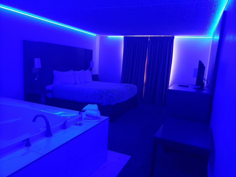 Chicago Club Inn & Suites