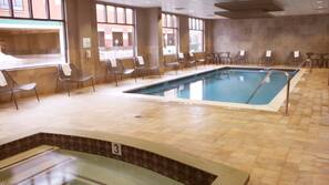 Una piscina cubierta