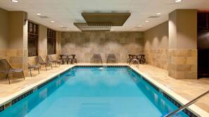 Una piscina cubierta