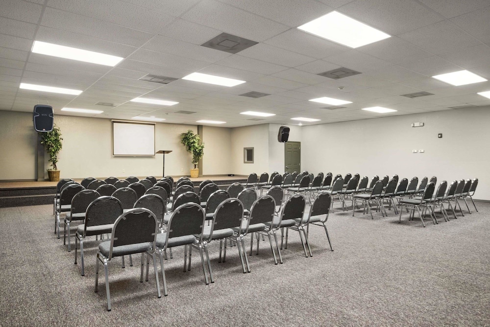 Meeting facility, Howard Johnson by Wyndham Winter Haven FL