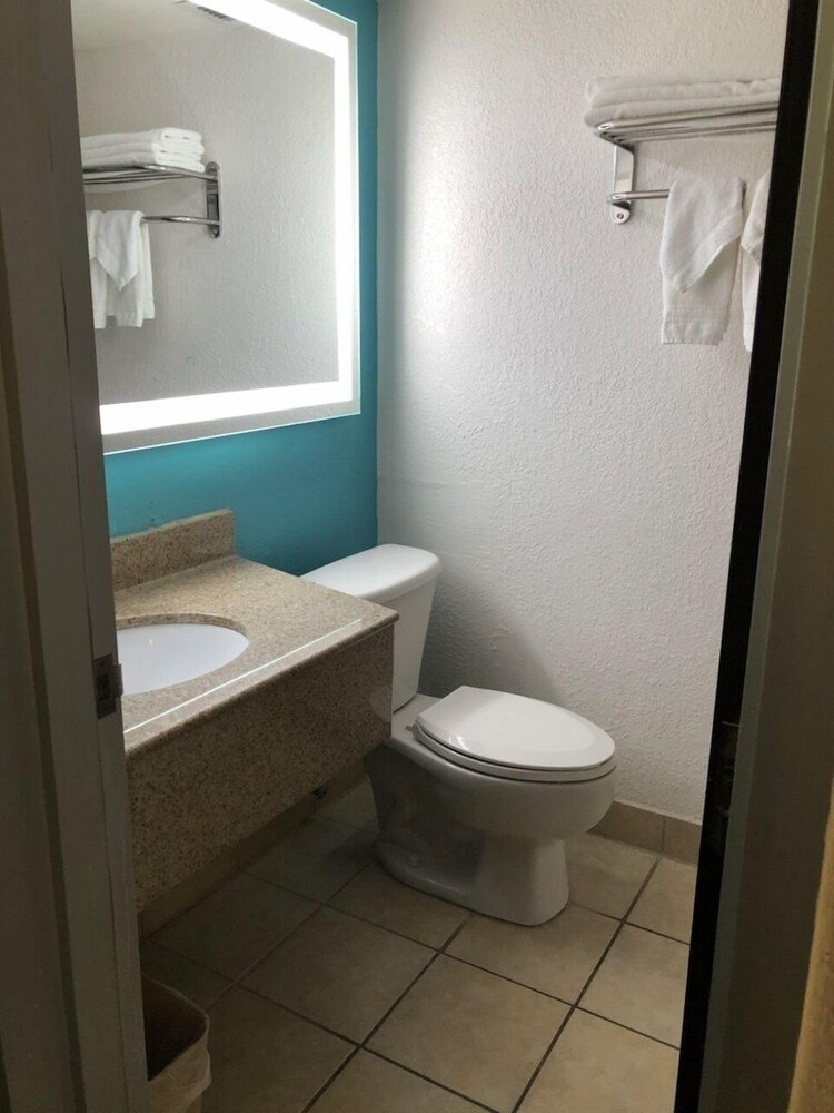 Bathroom, Howard Johnson by Wyndham Winter Haven FL