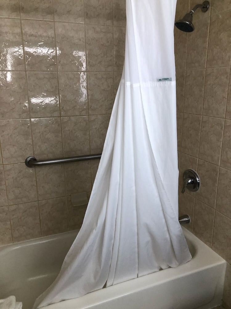 Bathroom, Howard Johnson by Wyndham Winter Haven FL