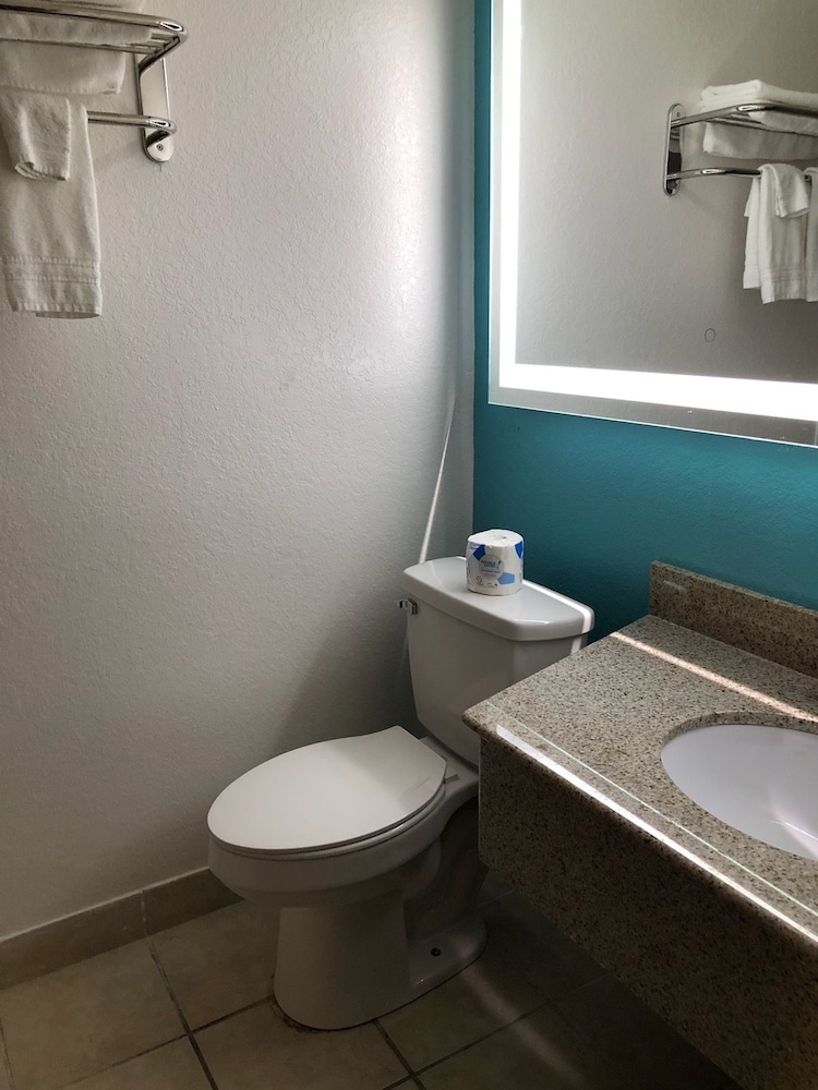 Bathroom, Howard Johnson by Wyndham Winter Haven FL