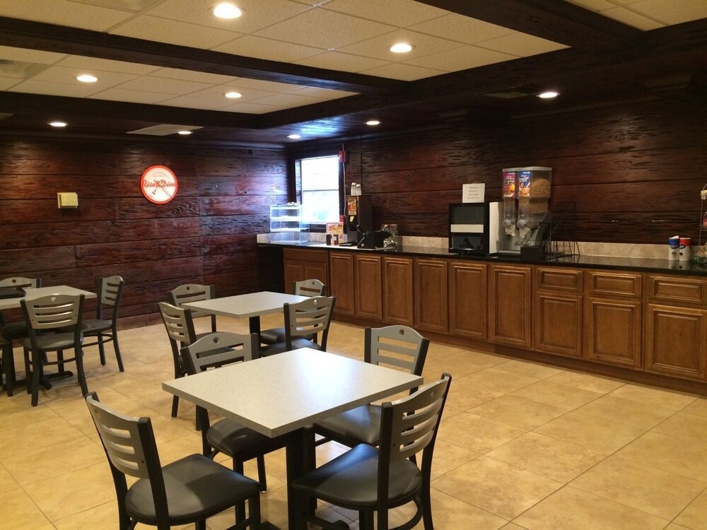 Breakfast area, Howard Johnson by Wyndham Winter Haven FL