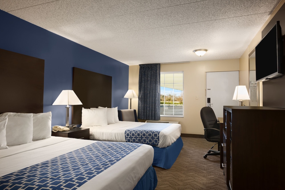 Room, Days Inn & Suites by Wyndham Cherry Hill - Philadelphia