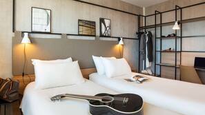 Roupas de cama premium, cofres nos quartos, escrivaninha