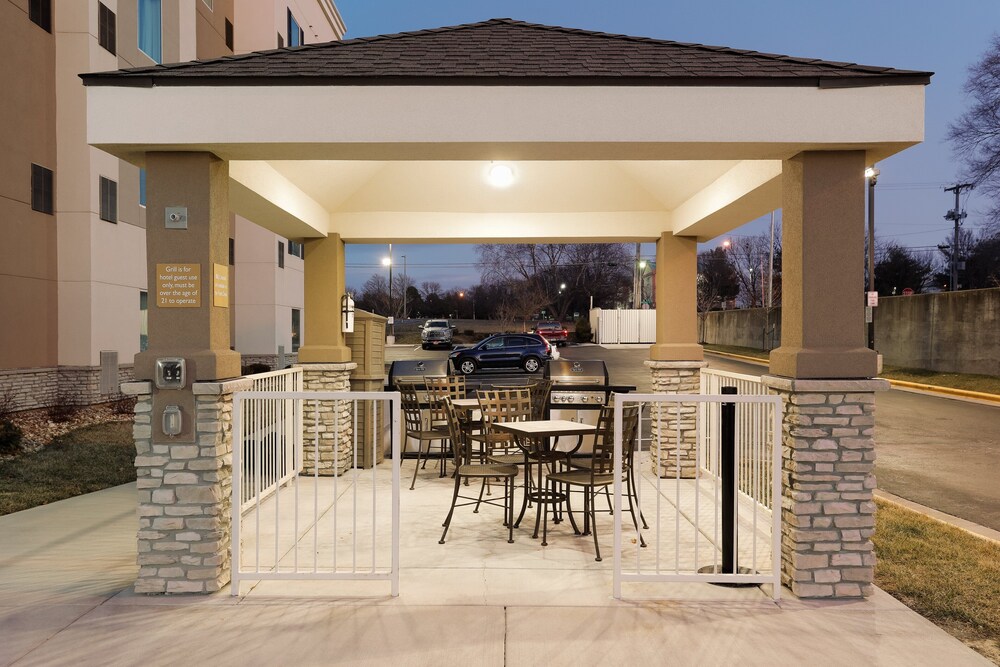 Candlewood Suites Lenexa - Overland Park Area, an IHG Hotel