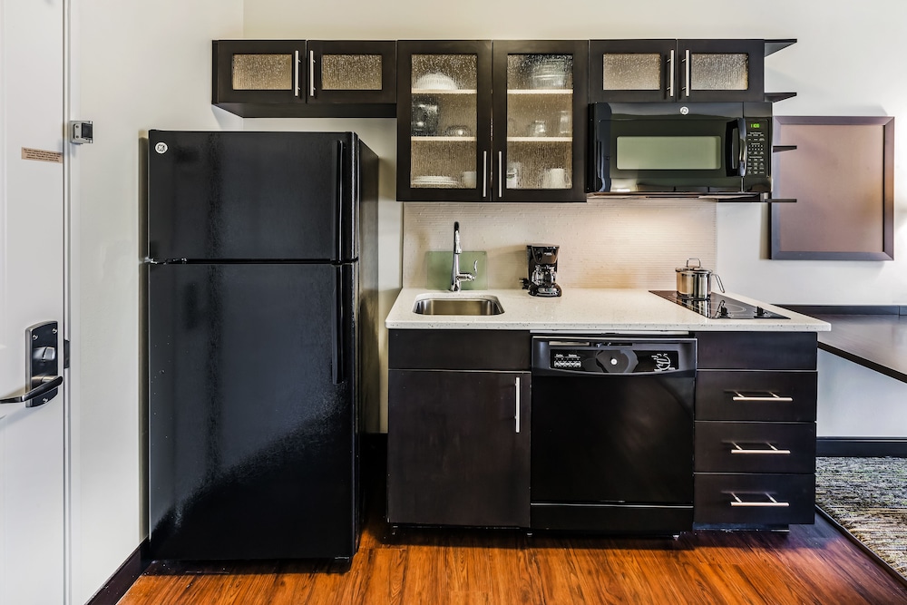 Candlewood Suites Lenexa - Overland Park Area, an IHG Hotel