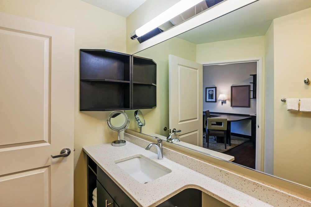 Candlewood Suites Lenexa - Overland Park Area, an IHG Hotel