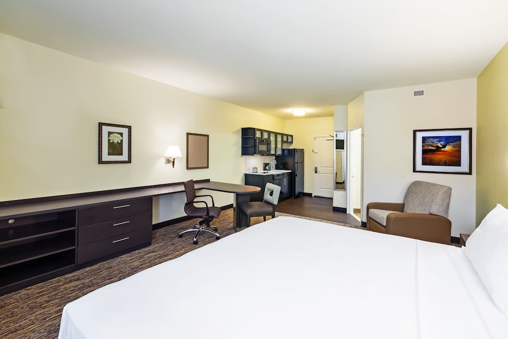 Candlewood Suites Lenexa - Overland Park Area, an IHG Hotel