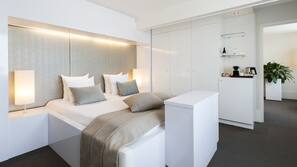 Minibar, caja fuerte, escritorio y cortinas opacas