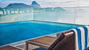 Una piscina al aire libre, tumbonas