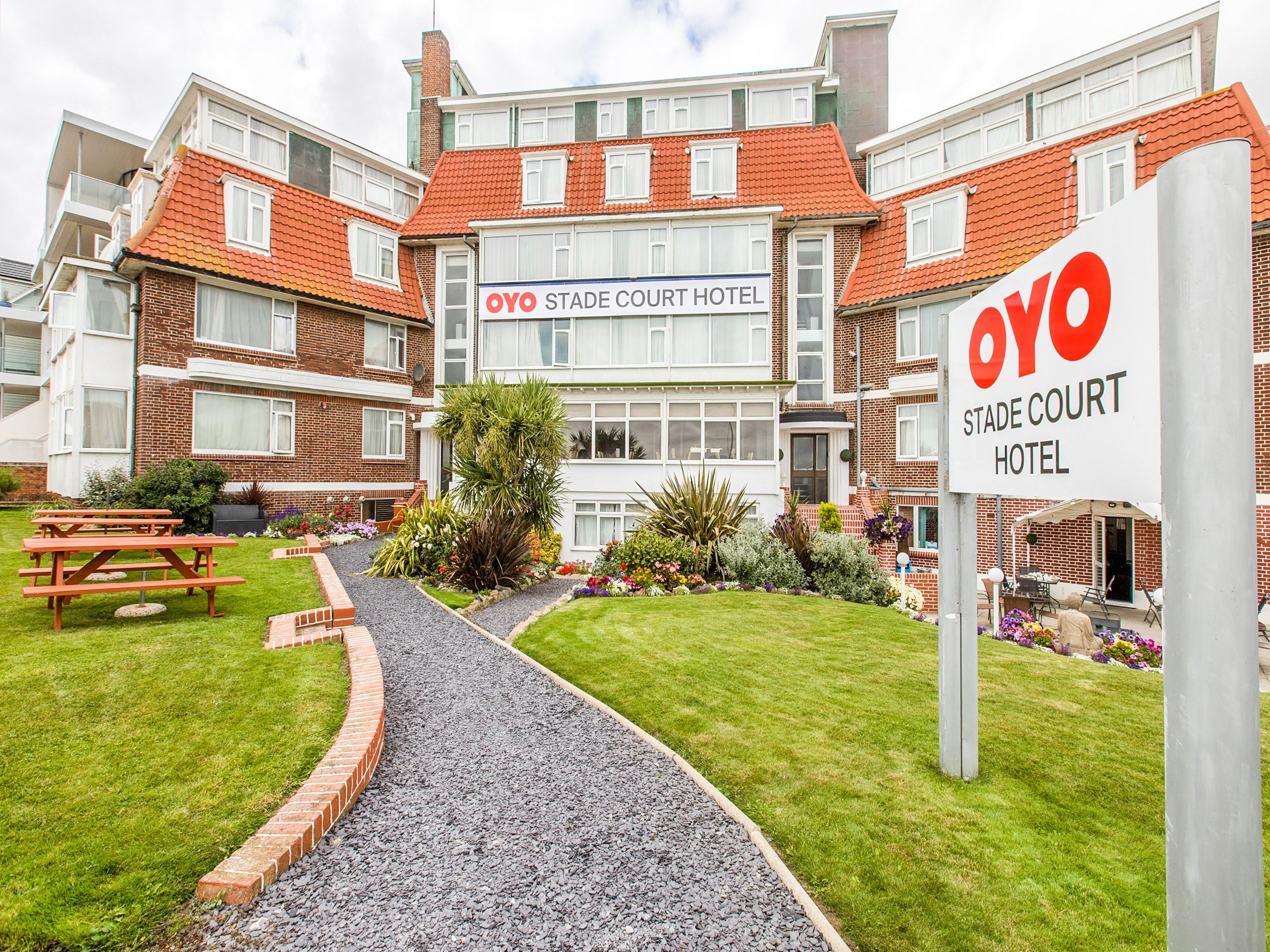 OYO Stade Court Hotel in Kent, United States