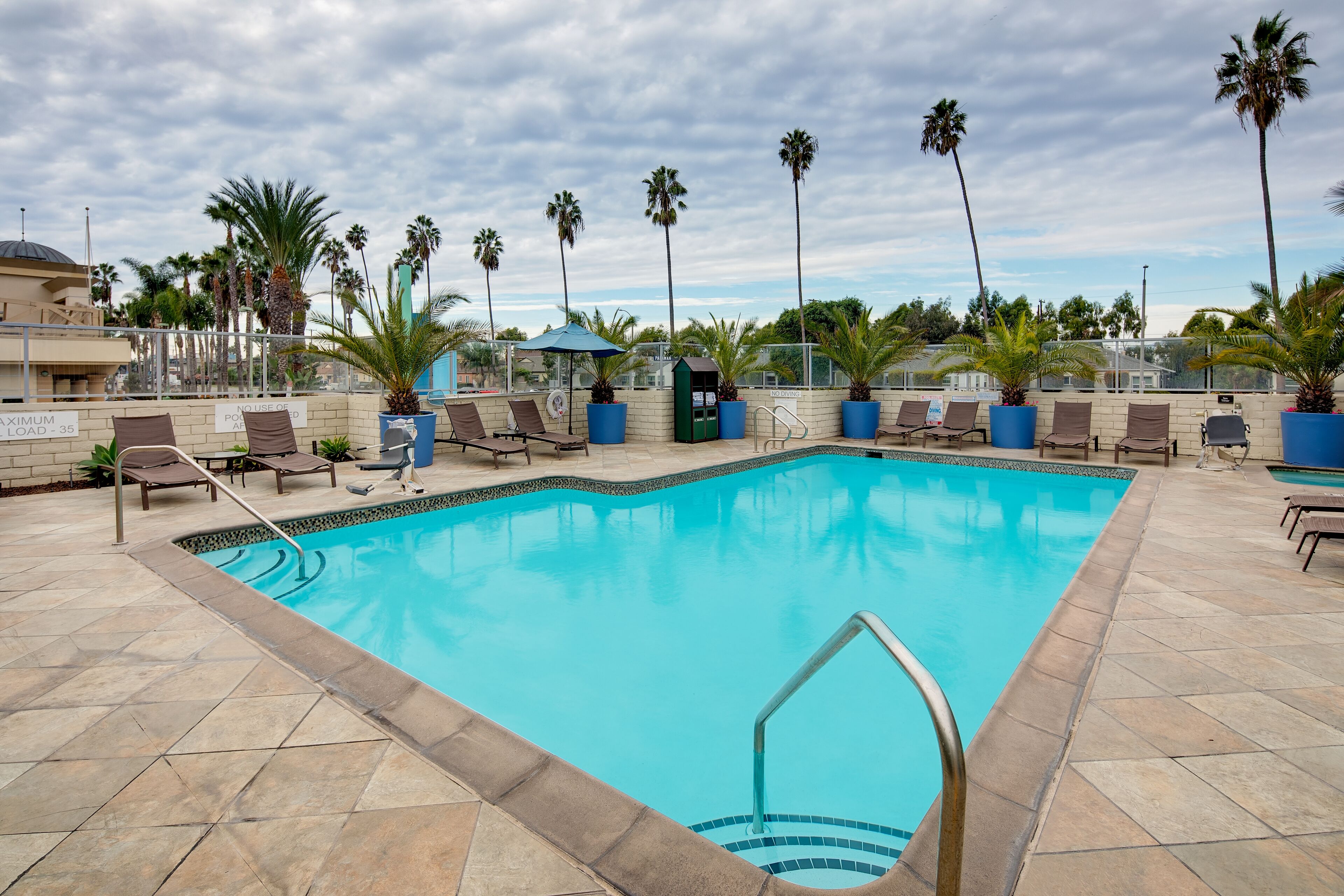 rey marina del hilton inn garden loungers pool sun pm open outdoor am
