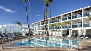 Outdoor pool, pool umbrellas, sun loungers