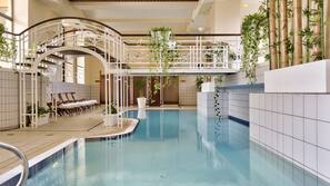 Piscina coperta, 5 piscine all'aperto, ombrelloni da piscina