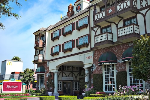Hotels Near Disneyland Anaheim Find Over 340 Anaheim Camelot Inn Suites