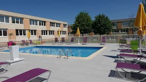 Piscine extérieure, parasols de plage, chaises longues