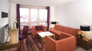 Hypo-allergenic bedding, minibar, in-room safe, desk