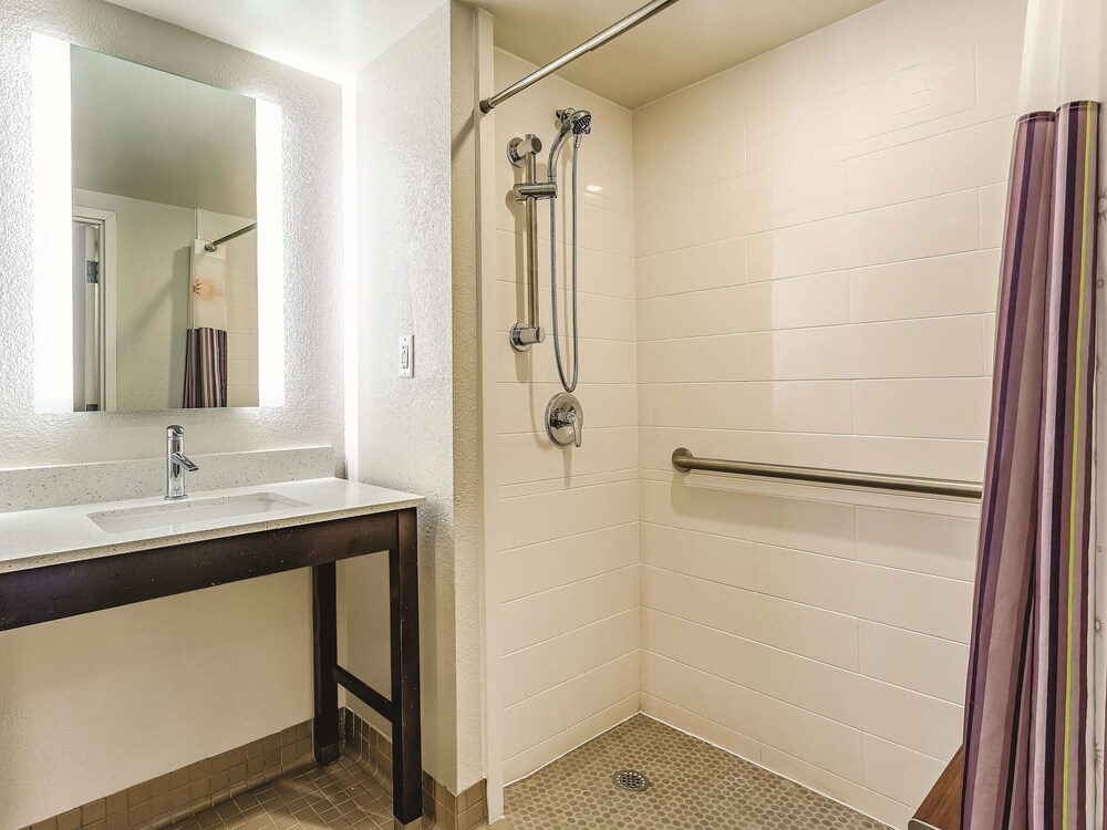 Bathroom, La Quinta Inn & Suites by Wyndham Columbia / Fort Meade