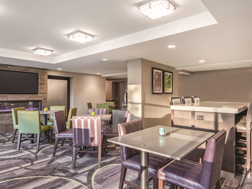 Breakfast area, La Quinta Inn & Suites by Wyndham Columbia / Fort Meade