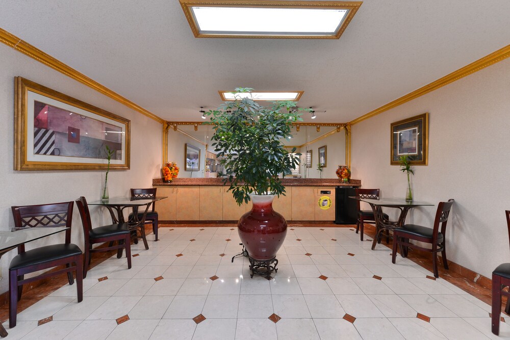 Breakfast area, Americas Best Value Inn & Suites Fontana