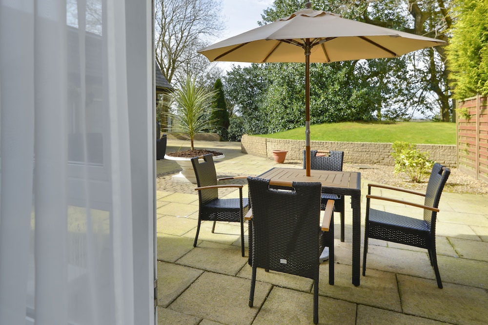 Terrace/patio, Mercure Manchester Norton Grange Hotel & Spa