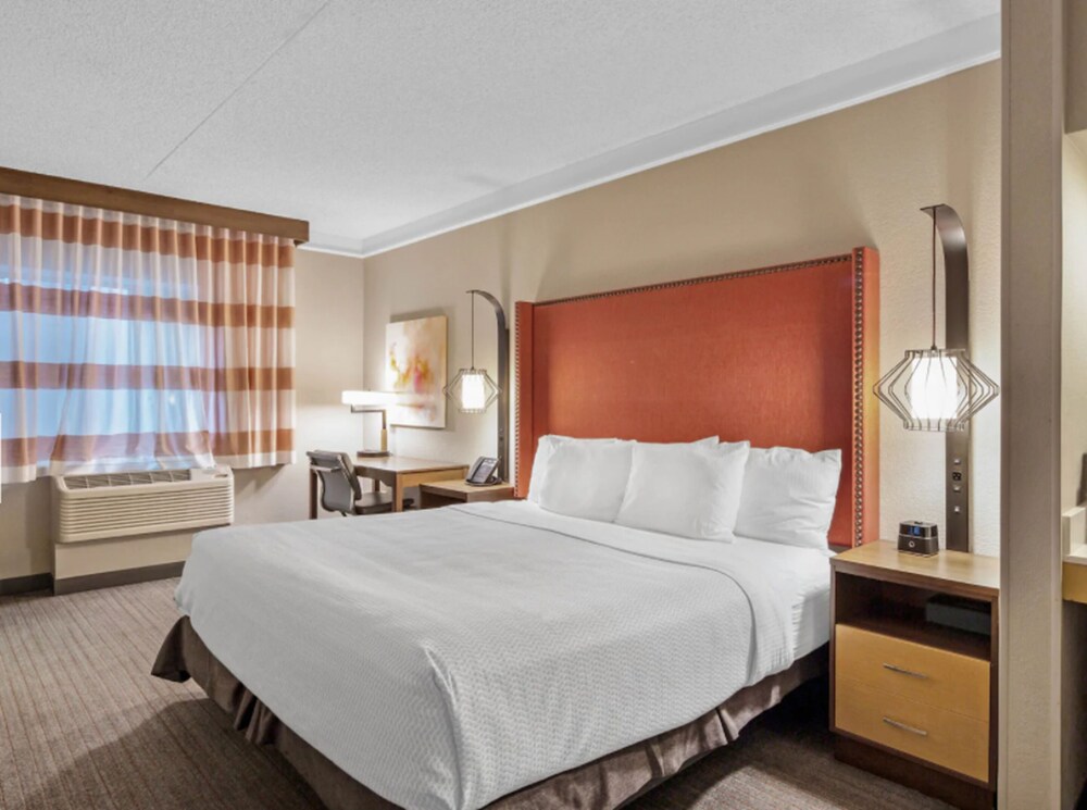 Room, La Quinta Inn & Suites by Wyndham San Francisco Airport N