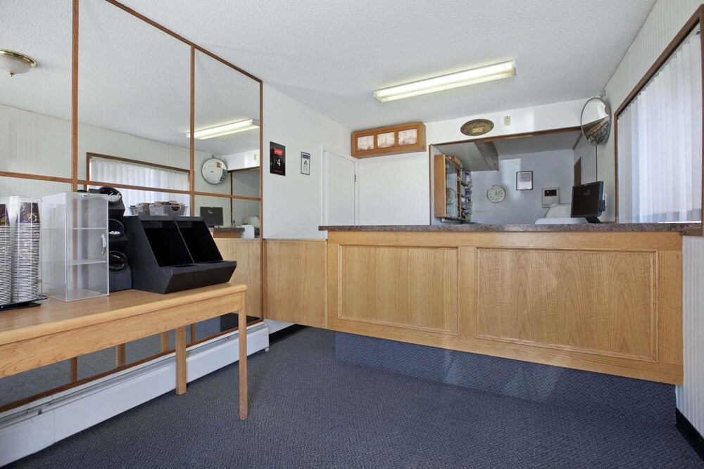 Travelodge By Wyndham Moose Jaw 2018 Pictures Reviews Prices Travelodge By Wyndham Moose Jaw 2 0 Out Of 5 Exterior Featured Image Lobby Guestroom