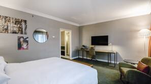 Hypo-allergenic bedding, in-room safe, desk, laptop workspace
