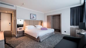 Copriletto in piuma, minibar, una cassaforte in camera, una scrivania