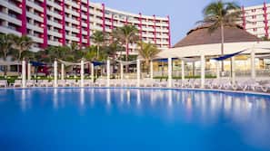 Indoor pool, 3 outdoor pools