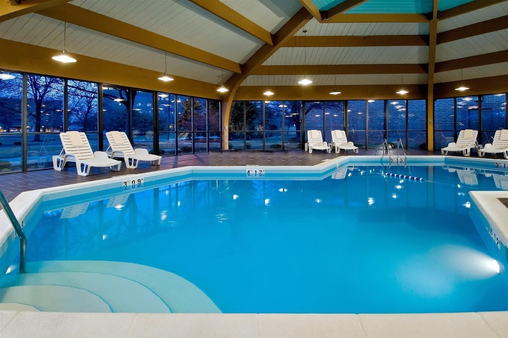 Pool, DoubleTree by Hilton Chicago - Arlington Heights