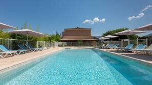 Piscine extérieure (ouverte en saison), parasols de plage