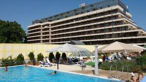 4 Innenpools, Außenpool (je nach Saison geöffnet), Sonnenschirme